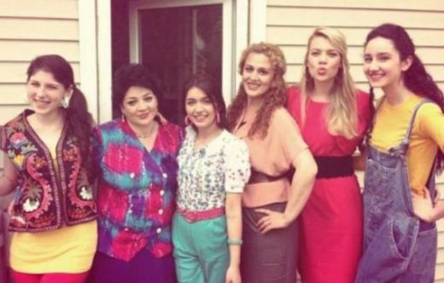 Esra Dermancıoğlu, Atılay Uluışık, Renan Bilek, Arif Erkin, Beste Bereket, Ferhan Şensoy, Derya Şensoy'un da aralarında bulunduğu kalabalık bir kadro rol alıyor dizide.