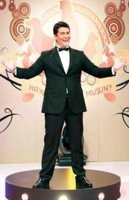 Vatan Şaşmaz ise askerlik görevi sırasında ekranlardan ayrı kaldı. Ama sonra yine geri döndü.