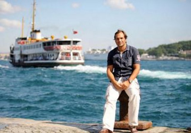 İkili birlikte Aşk Değirmeni adlı programı sunmuştu. Karakaş daha sonda başka programlarda da sunuculuk yaptı.