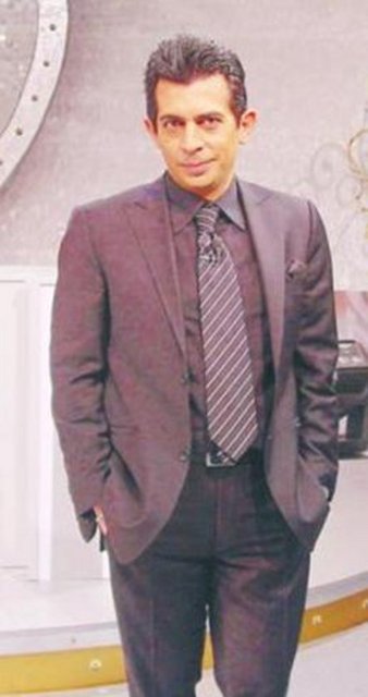 90'lı yıllarda Televizyon Çocuğu adlı programıyla bir anda parlayan Bayülgen o zamanlar 30'lu yaşlarındaydı..O zamandan bu zamana hala ekranlarda.. Bayülgen şimdi 40'lı yaşlarının ikinci yarısında.. Ama ekrandaki şöhretinden bir şey kaybetmiş değil. Ekrana bir süre ara veren Bayülgen, şu sıralar bir radyo kanalında kitap okuyarak sesiyle ulaşıyor sevenlerine.