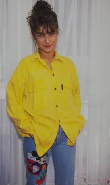 Bu genç kız 1990'larda TV ekranlarının en güzel yüzlerinden biriydi... Konservatuar eğitimi görmüştü. Milyonlar onu ilk olarak sesiyle tanıdı... Daha sonra da yine dönemin önde gelen DJ'lerinden Romina Özipekçi ile birlikte program yapmaya başladılar.