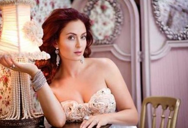 1977 doğumlu olan Ceyda Düvenci, Kaan Girgin'le boşanmayla sonuçlanan bir evlilik yaşadı. Düvenci ikinci eşi Engin Akgün'den de boşandı. Uzun bir süredir Umutsuz Ev Kadınları adlı dizide rol alıyor.