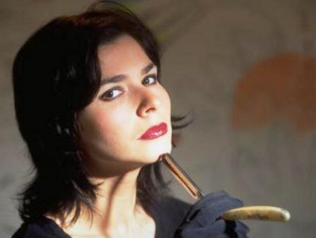 Ayça Şen, radyo ve TV'lerin en renkli simalarından biri olarak hafızalara kazandı.