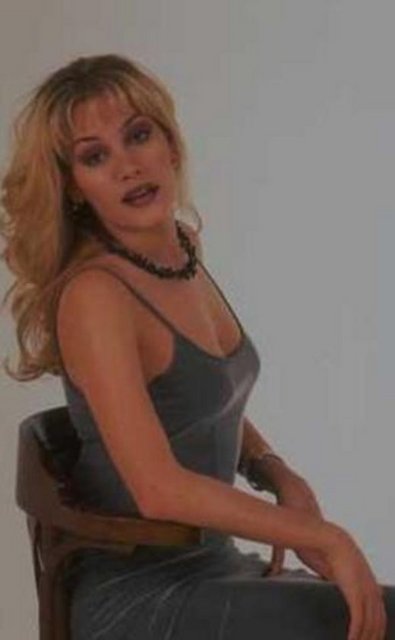 1974 doğumlu Cündübeyoğlu, 1993'te Türkiye dördüncü güzeli seçildi. Annesi Hülya Cündübeyoğlu da 1970 yılında Türkiye dörüncü güzeli unvanını almıştı.