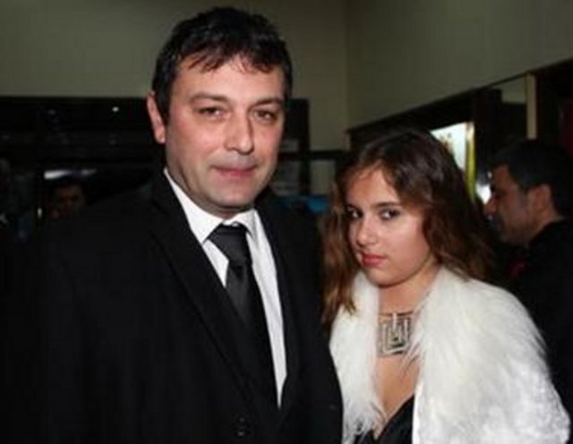 Dümer, şimdi 47 yaşında, Serpil Çakmaklı ile olan evliliğinden Merve adında bir kızı var.