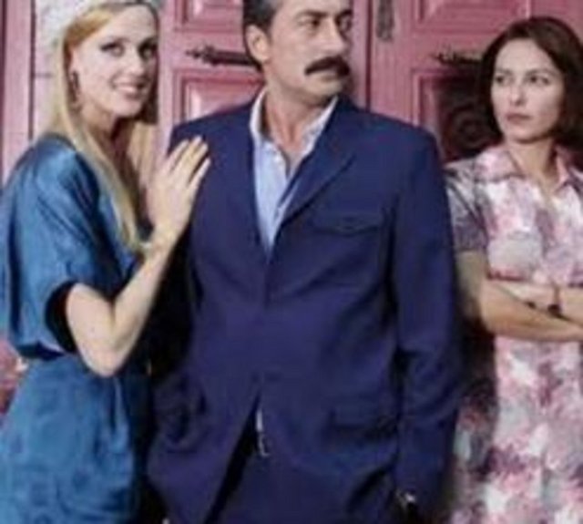 Petekkaya, Öyle Bir Geçer Zaman ki dizisine milyonlarca kişiyi ağlatarak veda etti. Şimdi Dila Hanım dizisinde oynuyor.