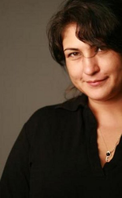 Hatıhan Çocuklar Duymasın'da patroniçe Canan rolünü üstlendi. Suskunlar dizisinde de kamera karşısına geçti.