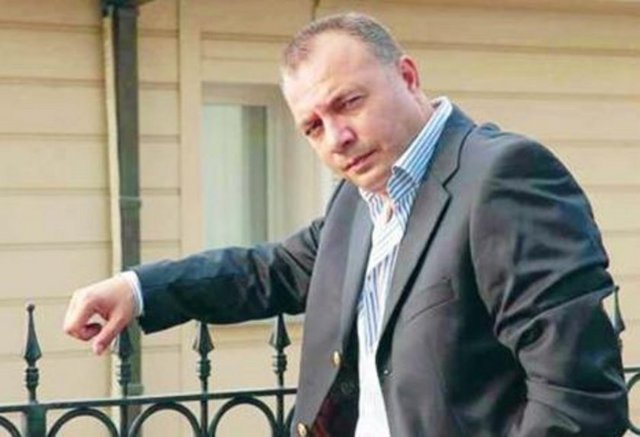 Ama yanısıra eğitimini aldığı oyunculuğu da sürdürdü.