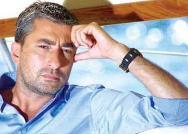 En çok da Beyaz Gelincik ve Öyle Bir Geçer Zaman ki dizilerindeki performansıyla dikkat çekti.