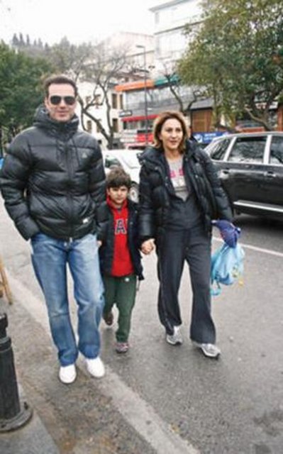 Bir süre eşi ve oğluyla birlikte sakin bir hayat sürdürdü. Uzun bir aradan sonra bir yarışma programının sunuculuğunu üstlenerek ekrana döndü.