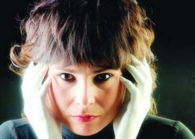 O da çoktan çoluk çocuğa karıştı... Kitap yazdı, albüm çıkardı.