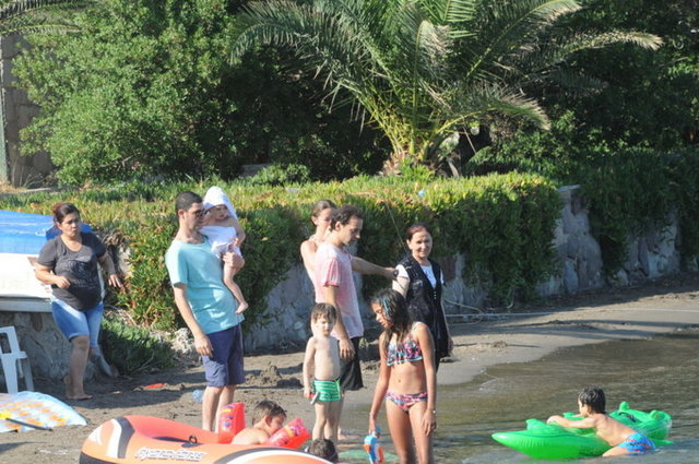 ÇOLUK ÇOCUK BODRUM'DA  -  - DUMAN grubunun solisti Kaan Tangöze, eşi Seçkin Piriler ve iki çocuğuyla, grubun bascısı Ari Barakos da eşi eski manken Asu Emre ve çocukları Aslan ile birlikte önceki gün Gündoğan'da görüntülendi.