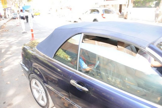 Duman grubunun solisti Kaan Tangöze önceki gün Bebek'te tek başına yemek yerken 3 yaşındaki oğlunu yola park ettiği otomobilinde bırakması dikkat çekti!