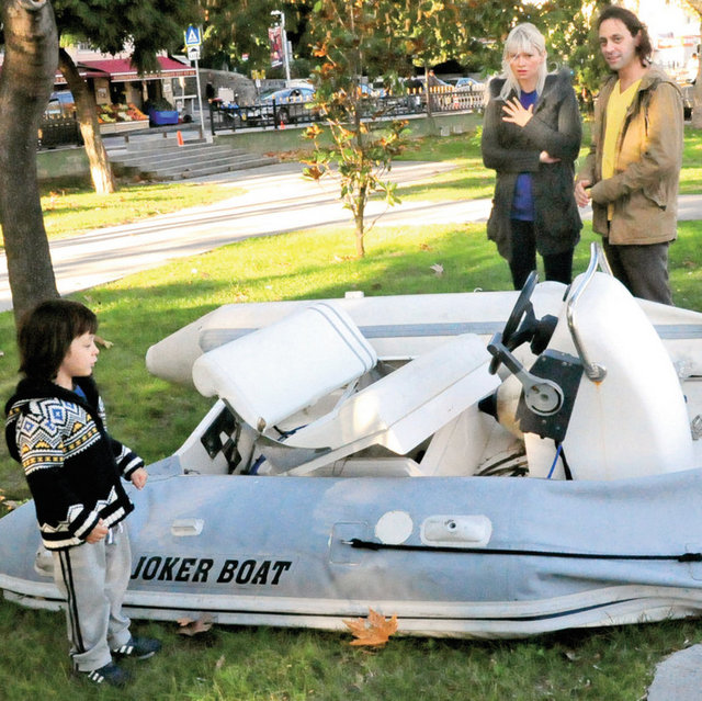 Mutlu aile tablosu  - Duman grubunun solisti Kaan Tangöze, eşi Seçkin Piriler ve oğulları Hakan'ı Allah korudu. Tangöze Ailesi önceki gün Kuruçeşme'de karşıdan karşıya geçerken hızla gelen bir halk otobüsünün altında kalıyordu.