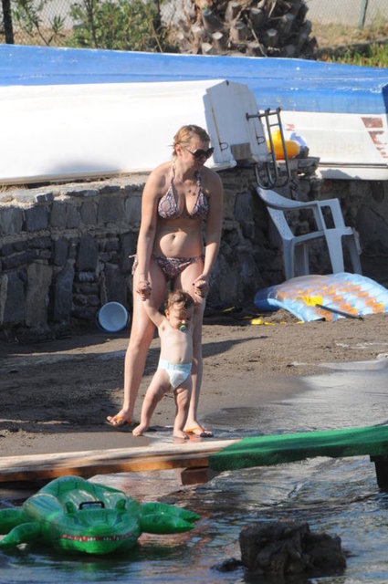 Piriler küçük oğlu Volkan'ı kucağına alarak su ile tanıştırırken, Kaan Tangöze denize girmek yerine deniz yatağıyla oynayan büyük oğulları Hakan'ı seyretmeyi tercih etti.