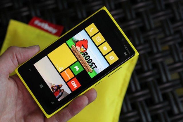 Gücünü Windows Phone 8'dan alan akıllı telefon, HSPA+, Wi-Fi, 4.5 inç dokunmatik ekran (Pure Motion HD), 1.5GHz çift çekirdekli işlemci, 8.7 megapiksel kamera + BSI sensör ve resim sabitleme, A-GPS, 16GB dahili depolama alanı (genişletilemiyor), NFC, Bluetooth, dört bant GSM gibi güçlü özelliklerle 1.390 TL gibi bir rakamdan alıcılarla buluşuyor.