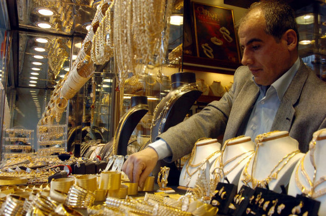 Cumhuriyet Altını: Alış: 553 TL Satış: 565 TL