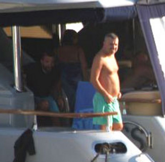 Bodrum'da tatil yapan ünlü işadamı Acar ve tasarımcı eşi Emel Acar, önceki gün lüks teknelerini Yalıkavak açıklarına demirledi.