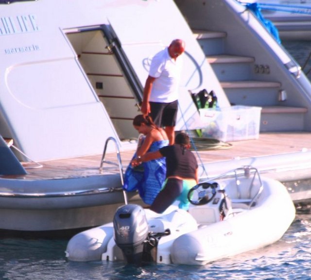 Tekne personeli Erdal Acar'ın talimatı üzerine ellerinde dürbünle çevrede gazeteci varmı diye nöbet tuttu.