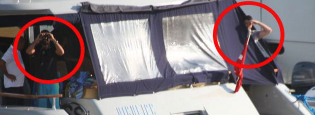 İşadamı Erdal Acar, eşi Emel Hanım denize girerken mayolu görüntülenmemesi için teknedeki personele dürbünle nöbet tutturdu.