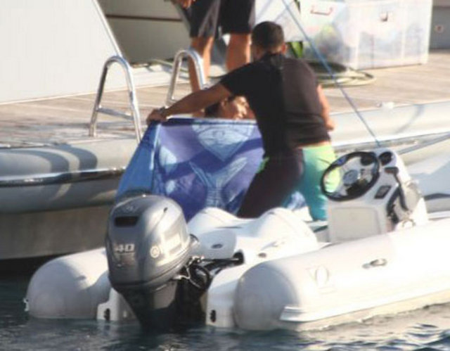 Görevli, Emel Acar denizde yüzerken dürbünle etrafı kolaçan etti.