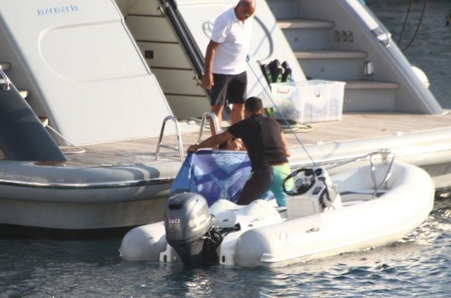 Emel Hanım, tekneye çıkarken bir başka görevli zodyakı teknenin merdivenlerini önüne çekti.