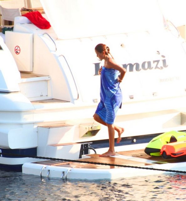 Daha sonra da görüntü vermemek için onu havluyla kamufle etti.