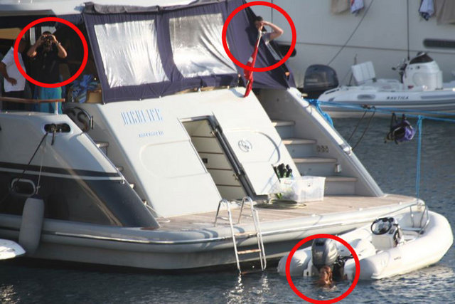 Bir görevli dürbünle etrafı kolaçan ederken bir diğeri zodyakla yanaşıp tuttuğu havluyla Emel Hanım'ı kamufle etti