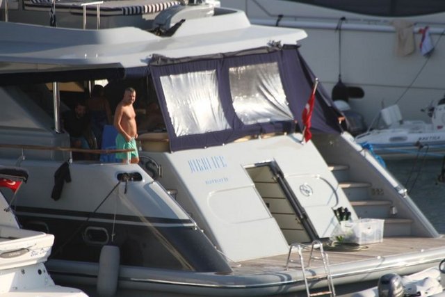 Emel Hanım, denize girerken Erdal Bey eşinin gazetecilere mayolu olarak yakalanmasını önlemek için ilginç bir yönteme başvurdu. -