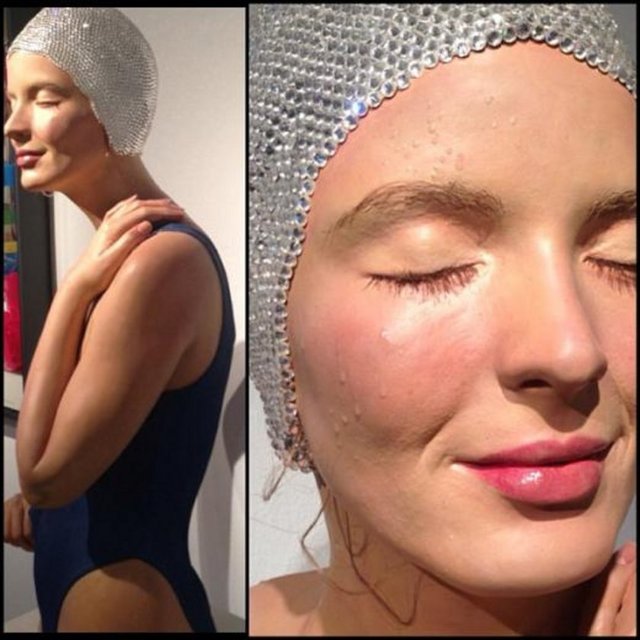 ARZU SABANCI - Heykel değilde sanki yeni sudan çıkmış yüzücü -