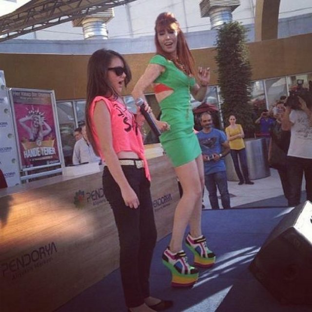 HANDE YENER - Yanımdaki küçük yıldız öz yeğenim Naz sahnede tek rakibim dedim. Bana cevap olarak geçmiş olsun dedi