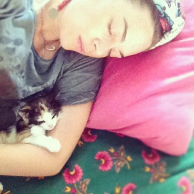 DEMET EVGAR - Uyku kardeşim ve elini