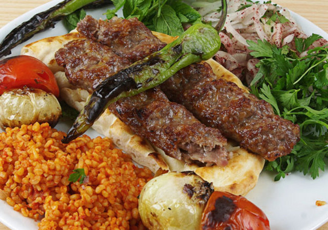 İstanbul'un en tarihi köşklerinden biri olan Kurukahveciler'in yemyeşil, ağaçlıklı bahçesinde yer alan Köşebaşı Fenerbahçe, tarihi atmosferi ile misafirlerini maç akşamlarında da mükellef sofralarda ağırlıyor.