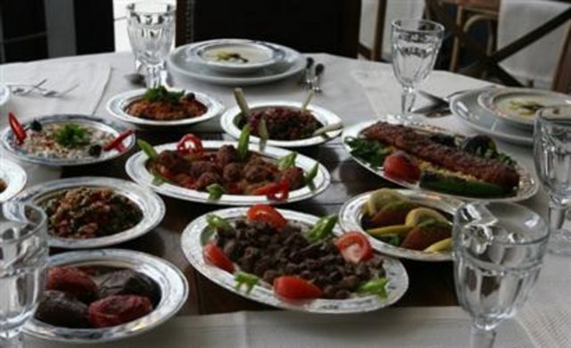 Tel tel dökülen kadayıf boz iç fıkstıkla lezzetlenirken, kaymaklı ekmek kadayıfı, künefe ve şöbiyet sofranın en lezzetli misafirleri olarak yerini alıyor.