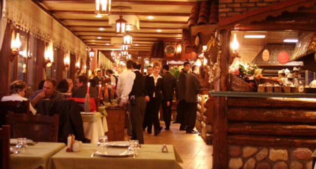 GELİK ET: - Menüsünde Denizer Kebap diye adlandırılan Gelik usülü İskender Kebap, Gelik peynirli köfte, Gelik kuyu kebap da var.