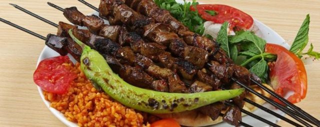 Et yemekleri, Izgara çeşitleri ve zengin meze ve zeytinyağlı mönüsü ve kebap çeşitlerinden oluşan mönüsünün özel lezzetleri arasında; Kuyu kebabı, Kosova Kebap, ayva ve kabak tatlısı bulunuyor. -  -