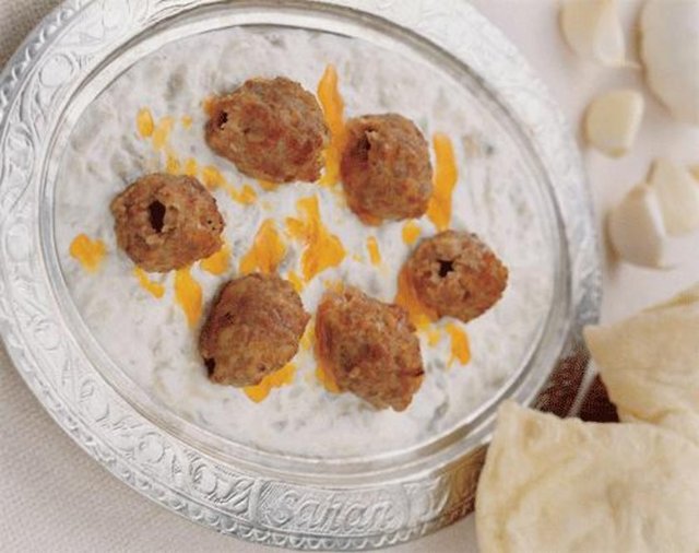 Güney Doğu Anadolu'ya özgü geleneksel, leziz ve bir o kadar doyurucu kebaplarımız şimdilerde iş yemeklerinin bile vazgeçilmezleri arasında... Kebaba yıllarını vermiş lezzet ustalarının meşhur restoranları da 7'den 70'e herkese kebap alışkanlığını yerleştirmiş durumda... İşte İstanbul'un en iyi kebapçıları...