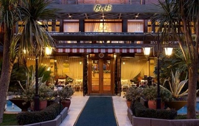 BEYTİ: - 1945 yılından beri hizmet veren Beyti, tüm dünyaya duyurduğu Türk kebap ve et çeşitleriyle İstanbul`un en ünlü ve kaliteli et lokantalarından biri olmayı sürdürüyor. 3 katlı Beyti binası, Osmanlı-Türk mimarisi ve motifleyle süslü. Dekorasyonda da osmanlı ve Türk dönemi sanatının etkileri görülüyor. 11 Salonu bulunan Beyti`nin salonları da dekorasyona uygun olarak isimlendirilmiş: Çinili Salon, Hünkar Salonu, Kabul Salonu, Çinili Salon... Her gün Florya`daki restoranında Pazartesi günü haricinde her gün 11.30-23.30 saatleri arasında 450 kişiyi ağırlayabilen, kebap ve et yemekleri tutkunlarına hizmet veren Beyti`nin en ünlü kebabı kuşkusuz Beyti Kebap.