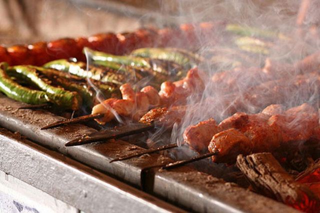 GÜNAYDIN -  - Şaşkınbakkal'da bulunan Günaydın Et Lokantası, çocuklu ailelerin imdadına yetişiyor. - Uzman eğitmenler eşliğinde çocuklar için düzenlenen odası bununan Günaydın Et Lokantası'nda, ebeveynler kebaplarını yerken tüm akşam boyunca çocuklar onlara ayrılan bölümde oyun oynayabiliyor, yemeklerini yiyebiliyorlar. Bostancı sahilinin en güzel noktasında bulunan mekanda Günaydın'ın leziz yemeklerini yerken, doyumsuz manzarayı seyrederken, çocuğunuzun da mutlu olduğunu bilerek enfes bir akşam geçirebilirsiniz.