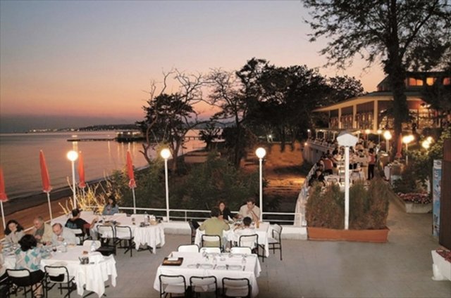 ULUDAĞ ET LOKANTASI: - 1945 yılında Bursa`da başlayan Uludağ`ın hikayesi, 1956 yılında Ankara`da zamanın kent merkezi Ulus-Hacıbayram`da yalnızca dört masalı küçük bir lokanta ile Ankara`lılarla tanıştı. Kısa zamanda büyük beğeni kazanan ve damaklarda unutulmaz bir tat bırakan Uludağ Kebabının ünü Ankara`yı sarınca, 1985 yılında İstanbul Florya`da Uludağ Et Lokantasını konuklarının hizmetine sunarak İstanbul`un uzun süredir beklediği Uludağ lezzetiyle buluşmasını sağladı.  -  -