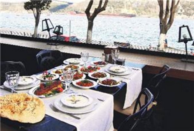 Rumelihisarın'da bulunan Nezih Kebap, Antep'in meşhur yuvalamasıyla sofralarında konuklarıyla buluşuyor.Tandırda pişen kuzu lezzeti ise lokum kıvamında servise sunuluyor.