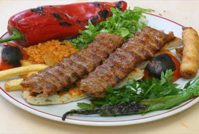 Her gün saat 11.00 ile 24.00 saatleri arasında hizmet veren ve yeni sezona iddialı bir giriş yapan  Set Kebap iç dekorasyonu ve ayrıntılara verdiği önemle misafirlerini memnun ediyor. Ayrıca bünyesinde bulunan salonlarından birini ünlü isimlerin sahne alacağı Bahçe Fasıl adı altında şık ve nezih bir yer haline getirdi.