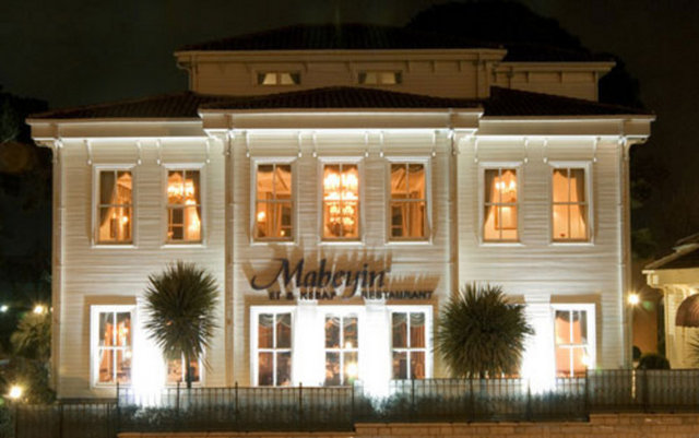 MABEYİN - Altunizade-Kısıklı'da ait olduğu dönemin mimari özelliklerine sadık kalınarak restore edilmiş "Mabeyinci Köşkleri"nde hizmet veren Mabeyin Restaurant dünyanın en iyi restoranları arasında bulunuyor.