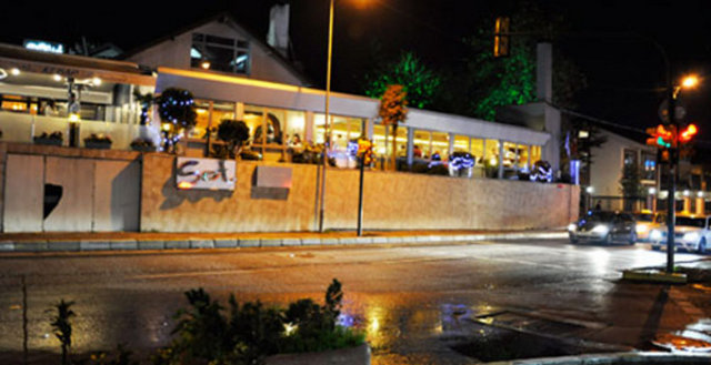 SET KEBAP -  - İstanbul Avrupa yakasının elit mekanları arasında yerini alan, Set Kebap 31. yılında da sınırsız hizmet anlayışı, seçkin menüsü ve yenilenen dekoru ile hizmet vermeye devam ediyor... -  -  -  - My Pavyon'dan sonra Set Kebap'ın da işletmesini üstlenen Cenk Eren, Set Kebap'ı elit modunda başarıyla devam ettiriyor. -  -