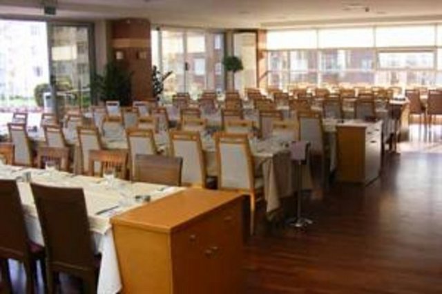 Çeşit çeşit kebaplar arasında Namlı Kebap, Sarum Kebabı, Ali Nazik, Adana, Urfa Kebap, Dürün Döner bulunuyor. -