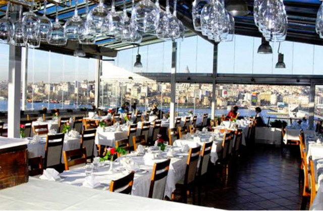 HAMDİ - Küçük bir seyyar tezgahtan, 5 katlı bir kebap salonuna… Hamdi'nin İstanbul sınırlarını aşan ünü ve leziz kebapları, Galata Kulesi ve enfes Haliç manzarası eşliğinde yemek yeme keyfi yaşamak isteyenleri sarmış durumda.