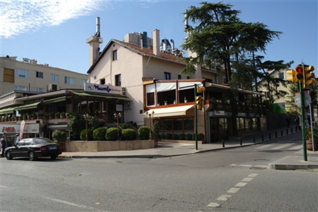 NAMLI KEBAP: - Etiler-Levent civarında ilk hizmete başlayan ve yıllardır mkebap seven müdavimlerini ağırlayan Namlı Kebap her gün 12.00-24.00 saatleri arasında açık.