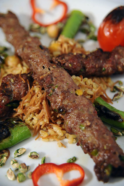 Zengin et ve kebap çeşitlerinden oluşan mönüsünün özel tatları arasında; Sarmısak Kebabı, Yeni Dünya Kebabı, Patlıcan Kebabı, Beyti, Dürüm, Kuzu Şiş, Dolma ve tatlı çeşitleri bulunuyor. -  -
