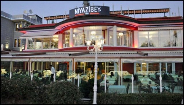NİYAZİBEY İSKENDER -  - Harika İskender kebabıyla, perde pilavı, papyon kebabı ve birbirinden lezzetlidiğer yemekleriyle Niyazibey 34 yıldır midelere kurduğu saltanatını sürdürüyor. Kurulduğu günden bu yana gerçek anlamda İskender yapan, etin, yoğurdun ve tereyağının en tazesini kullanan Niyazibey İskender, üretim sırasındaki hijyenikkoşullara azami özen gösteriyor. Mutfak, tezgahlar, fırın, sebzelerin bulunduğu yerler kısacası her yer tertemiz. Zaten Niyazibey işletmeleri ISO 9002 belgesinesahip.