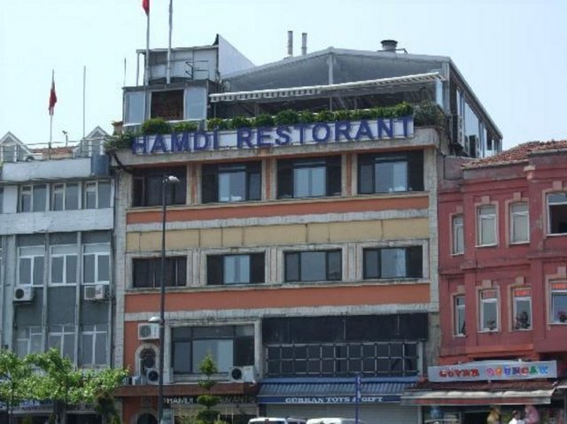 Hamdi Restaurant'ın mutlaka denemeniz gereken lezzetlerin başında acılı Birecik Kebabı geliyor. Haşhaş kebap ve Oruk Kebabı'da Hamdi'nin tescilli diğer lezzetlerinden. Eşsiz manzarada kebap keyfi Hamdi'de bizden söylemesi!